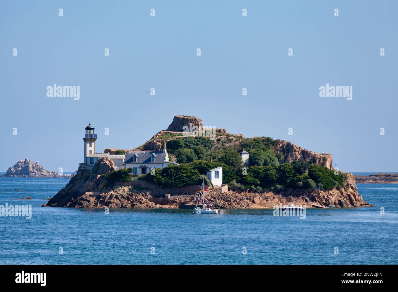 L'île Louët est située à la sortie de la commune française de Carantec dans la baie de Morlaix, dans le Finistère. Banque D'Images