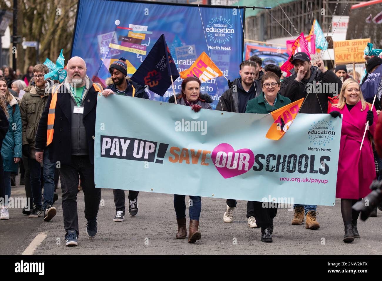 Manchester, Royaume-Uni, 28th février 2023, GRÈVE NEU et mars menés par Mary Bousted, secrétaire générale conjointe du Syndicat national de l'éducation, qui s'est adressé à la foule. Les enseignants du Grand Manchester se promènaient aujourd'hui 28th février 2023 dans le cadre d'un conflit en cours entre un syndicat de l'éducation et un gouvernement. Plus de 12 000 membres du Syndicat national de l'éducation (NEU) du Grand Manchester seront parmi ceux qui frapperont aujourd'hui (28 février). Avec peu de signes de solution au différend à l'horizon, les enseignants du nord de l'Angleterre frappent mardi, suivis par les membres des Midlands et de l'ea Banque D'Images