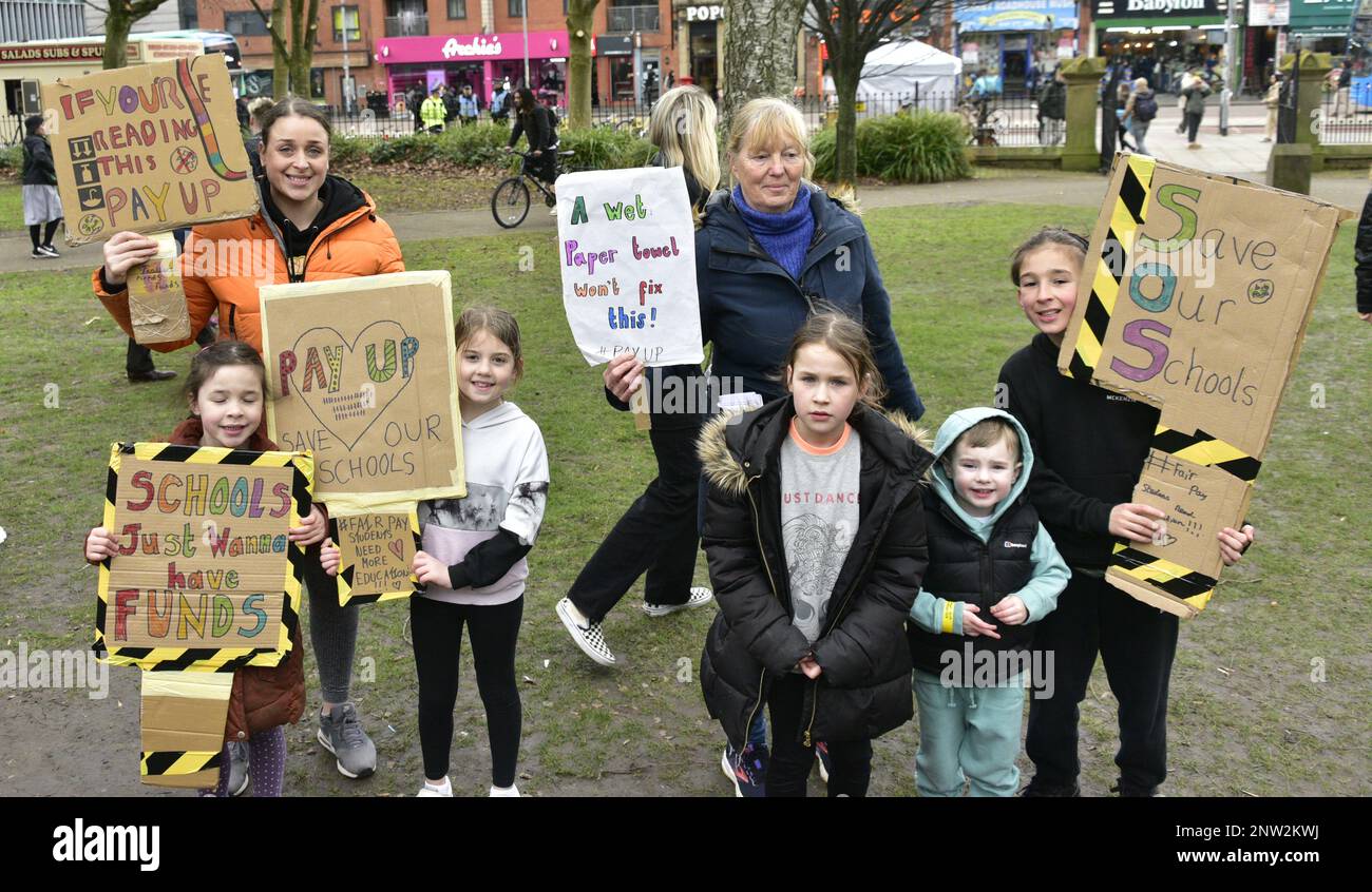 Manchester, Royaume-Uni, 28th février 2023. Enseignants avec enfants et élèves. Les enseignants en grève qui sont membres de l'Union nationale de l'éducation (NEU) dans le nord de l'Angleterre se rassemblent à All Saints Park, dans le centre de Manchester, au Royaume-Uni. Ce rallye fait suite à une marche dans la ville. On pense que la plupart des écoles vont limiter l'accès aux élèves ou fermer complètement. Plus de 300 000 enseignants devraient faire grève pendant trois jours à partir de 28 février, pour exiger une augmentation de salaire de douze pour cent. Pris avec autorisation. Crédit : Terry Waller/Alay Live News Banque D'Images