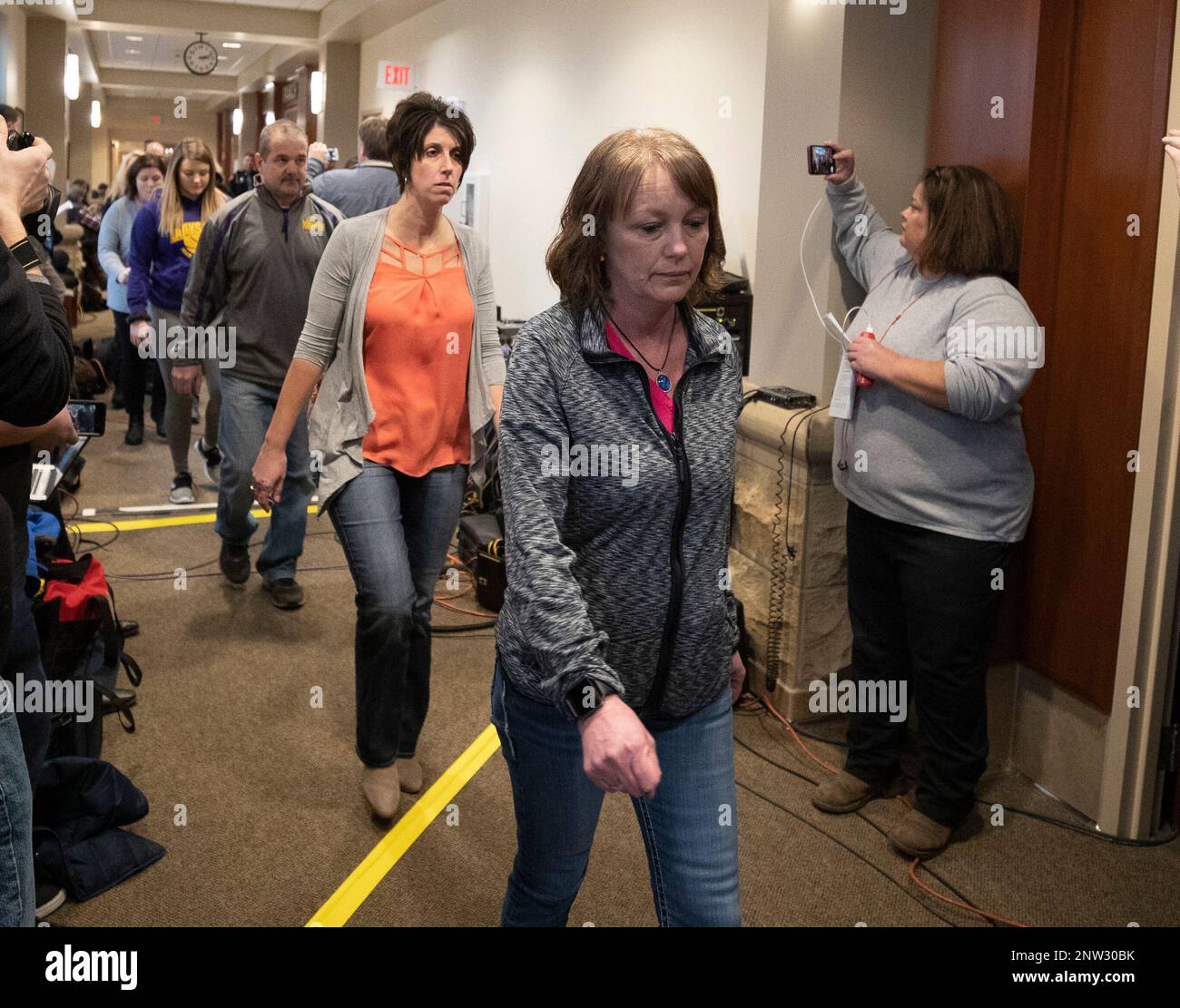 Sue Allard, Jayme Closs' aunt, enters the courtroom with family members where Jake T. Patterson 21, was formally charged with two counts of first-degree intentional homicide, one count of kidnapping and one count of armed burglary in the abduction of Jayme Closs, 13, at the Barron County Circuit Court Monday, January 14, 2019 in Barron, Wisconsin. (Jerry Holt/Star Tribune via AP) Banque D'Images