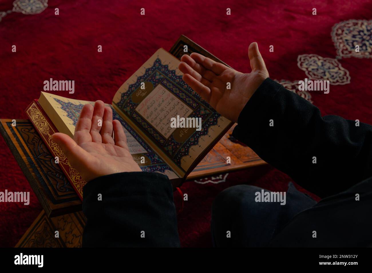 Photo islamique. Homme musulman priant avec le Saint Coran ou le Kuran-i Kerim dans la mosquée. Ramadan ou photo de concept islamique. Istanbul Turkiye - 1.18.2023 Banque D'Images