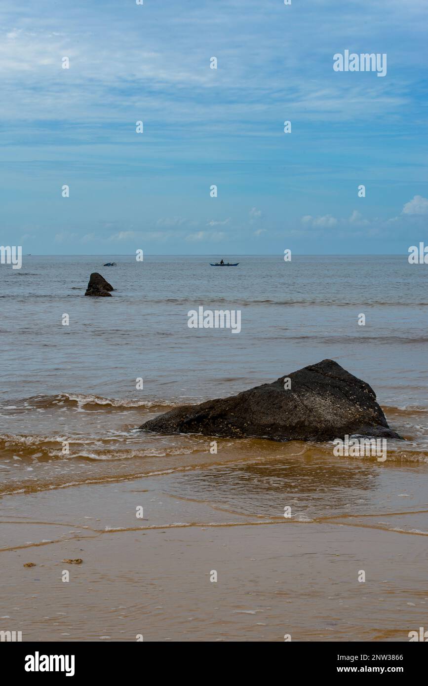 La photo capture une vue à couper le souffle d'une plage sereine avec des eaux cristallines et de douces vagues qui se délitent sur le rivage. Banque D'Images