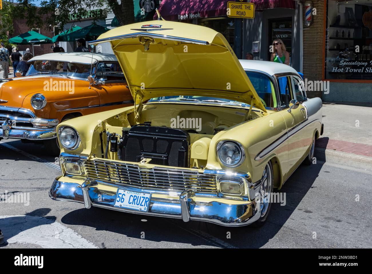 Burlington, ON Canada - 9 juillet 2022 : Bel Air 1956 de Chevrolet en descendant la rue à un salon de l'auto de Burlington. Banque D'Images