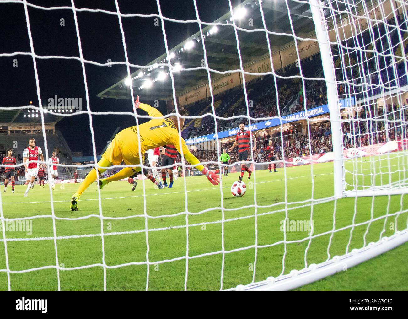 ORLANDO, FL - JANUARY 10: Ajax forward Klaas Jan Huntelaar (9) goal as Flamengo goalkeeper Diego Alves (1) attempt to make a save during the Florida Cup soccer match between Ajax and Flamengo on January 10, 2019 at Orlando City Stadium in Orlando, FL. (Photo by Andrew Bershaw/Icon Sportswire) (Icon Sportswire via AP Images) Banque D'Images