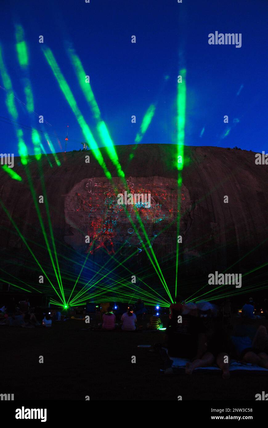 Les gens apprécient un spectacle de lumière laser dans un parc de Stone Mountain, près d'Atlanta, Géorgie Banque D'Images