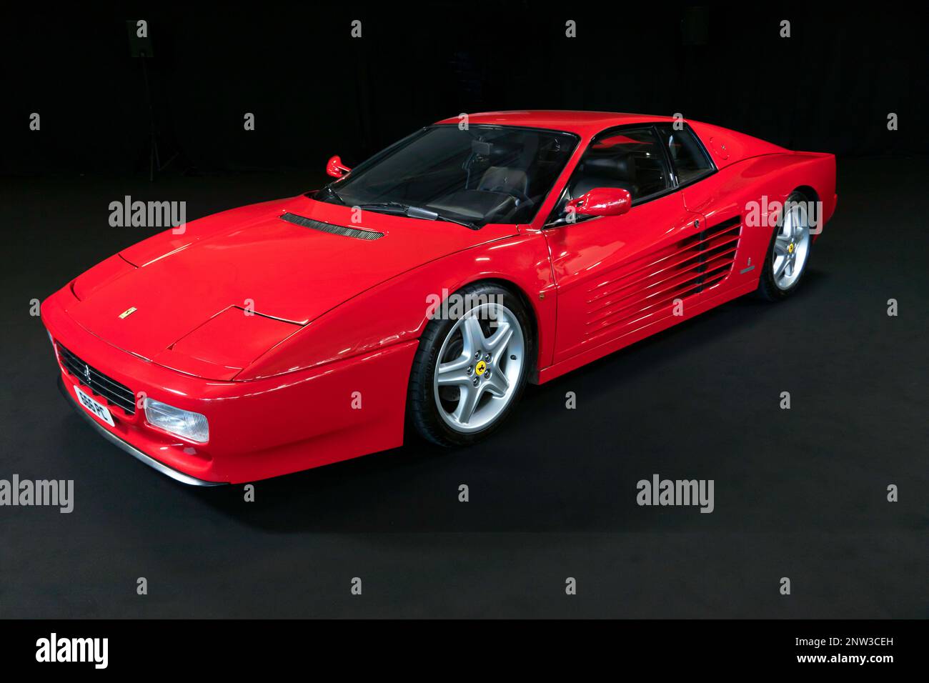 Studio Shot of a Red, Ferrari Testarossa, sur le stand art of cars, au salon de l'auto de Londres 2023 Banque D'Images