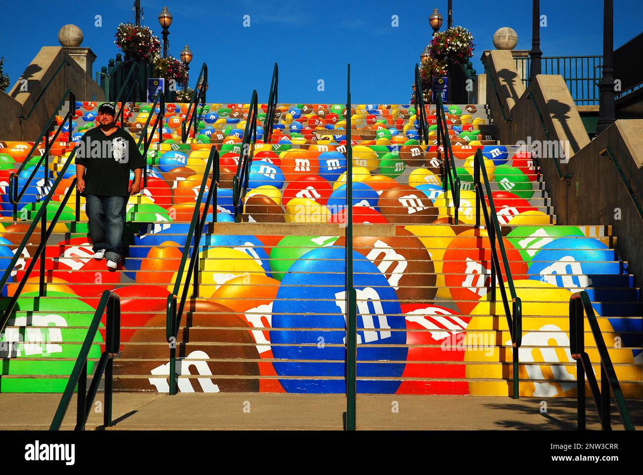 Publicité flagrante sur les marches menant à un parc d'attractions Banque D'Images