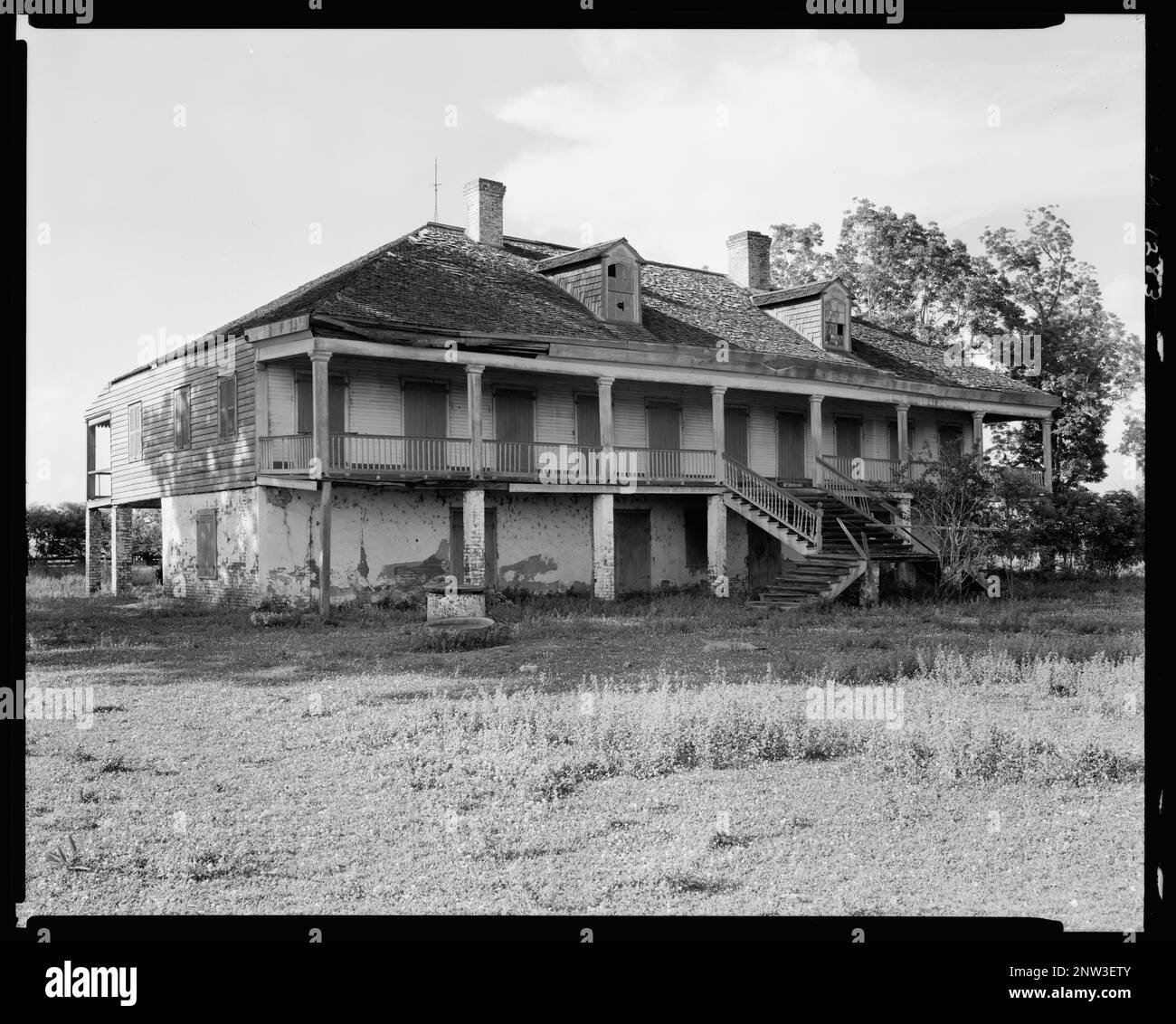 Montague ou Montagut Plantation, réserve, St. John The Baptist Parish, Louisiane. Carnegie Etude de l'architecture du Sud. États-Unis, Louisiane, St. Paroisse Jean-Baptiste, réserve, bâtiments abandonnés, balcons, dormeurs, Mains courantes, toits de hanches, maisons, escaliers. Banque D'Images