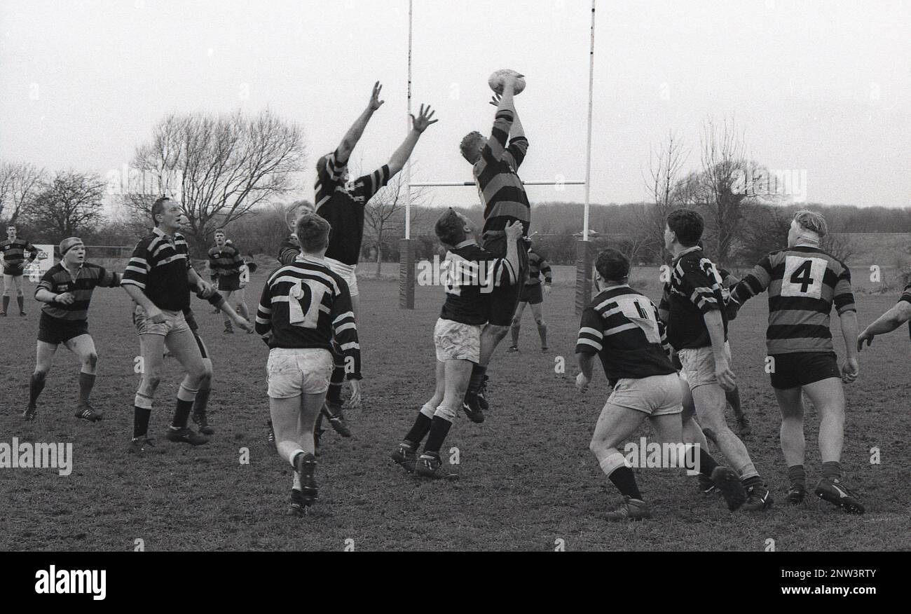 Années 1980, histoire, Union de rugby amateur, bond en haut, un joueur avant saisissant le ballon du lancer dans la line-out, Angleterre, Royaume-Uni. Banque D'Images