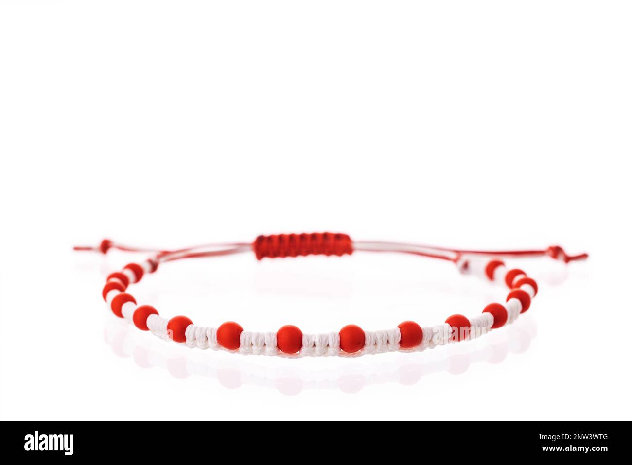 Martenitsa, martenitza, martisor pour 1 mars Baba Marta isolé. Accessoire traditionnel pour les vacances du début du printemps en Bulgarie, Roumanie, Moldavie Banque D'Images