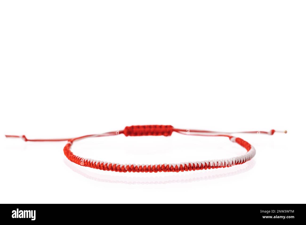 Martenitsa, martenitza, martisor pour 1 mars Baba Marta isolé. Accessoire traditionnel pour les vacances du début du printemps en Bulgarie, Roumanie, Moldavie Banque D'Images