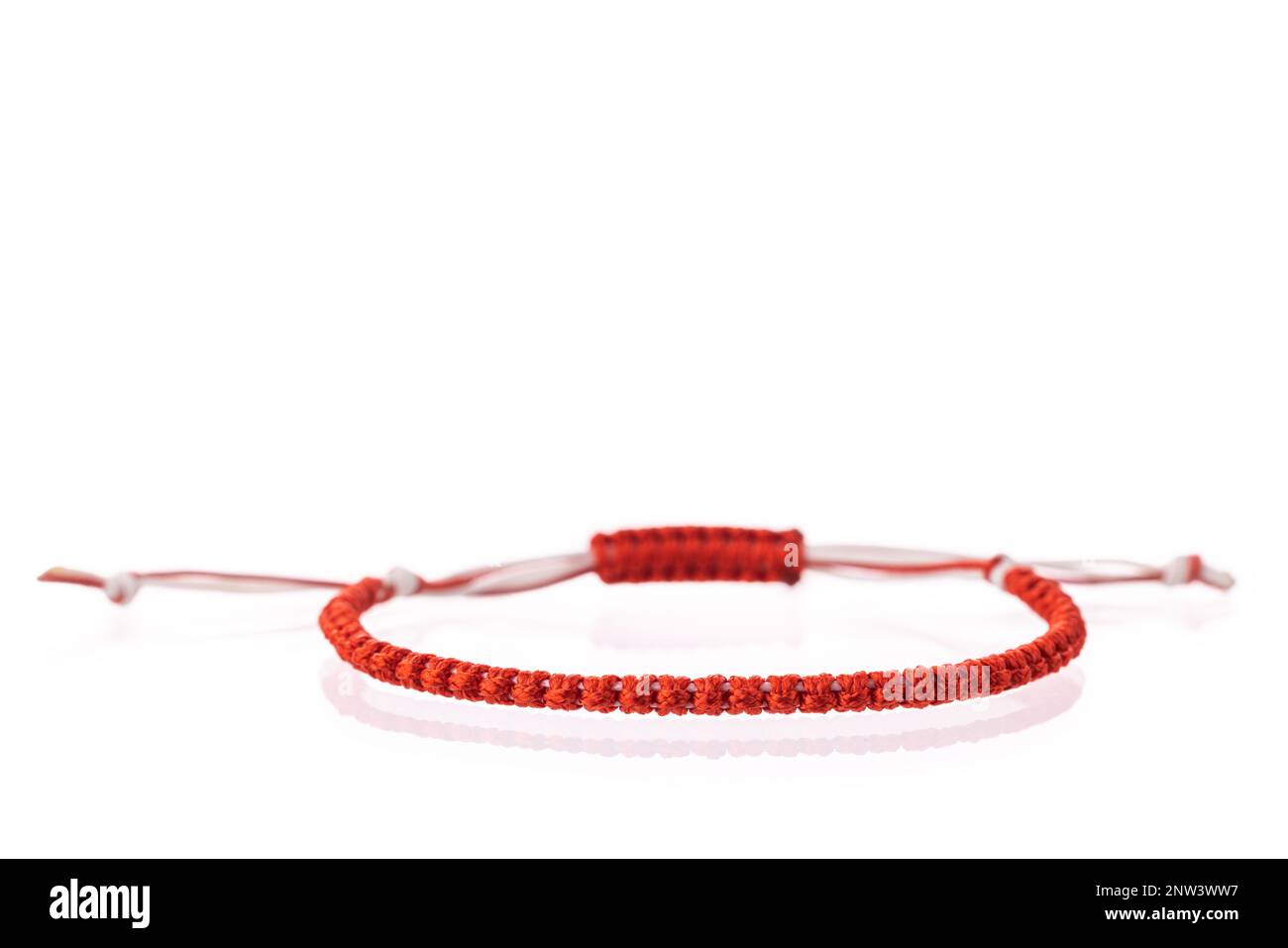 Martenitsa, martenitza, martisor pour 1 mars Baba Marta isolé. Accessoire traditionnel pour les vacances du début du printemps en Bulgarie, Roumanie, Moldavie Banque D'Images