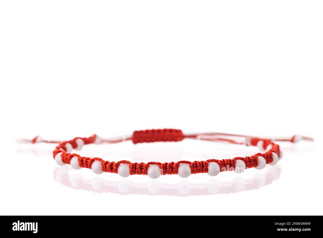 Martenitsa, martenitza, martisor pour 1 mars Baba Marta isolé. Accessoire traditionnel pour les vacances du début du printemps en Bulgarie, Roumanie, Moldavie Banque D'Images