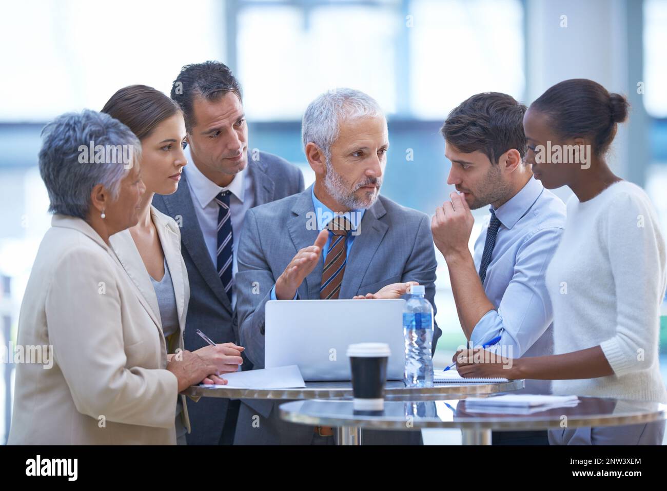 Stratèges de salle de conférence. Photo d'un groupe diversifié d'hommes d'affaires ayant une réunion. Banque D'Images