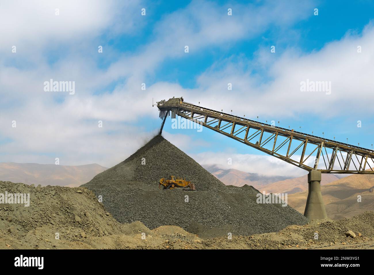 Mise en tas et courroie transporteuse dans une mine de cuivre à ciel ouvert à Copiapo, au Chili Banque D'Images