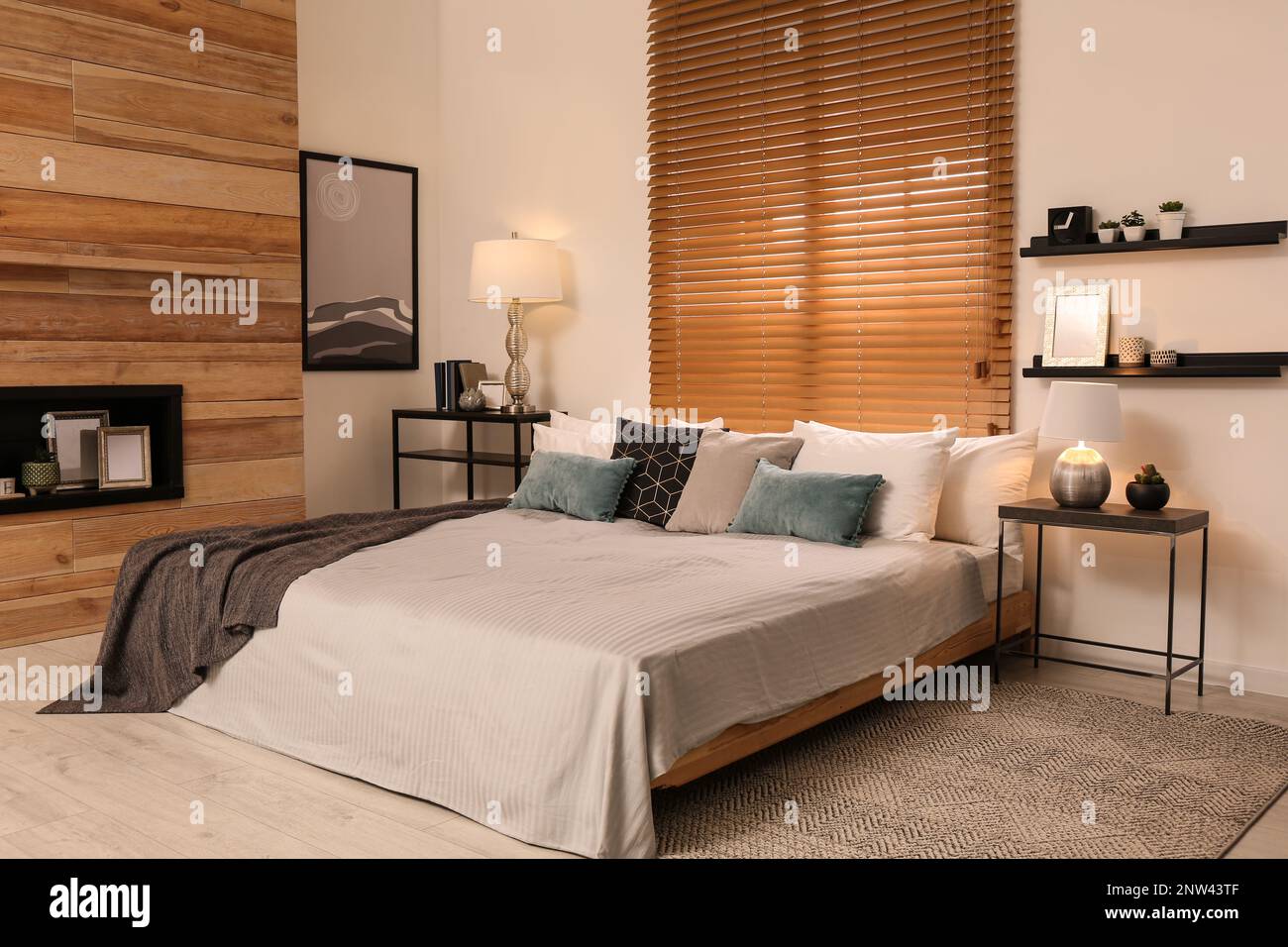 Chambre élégante avec grand lit confortable Banque D'Images
