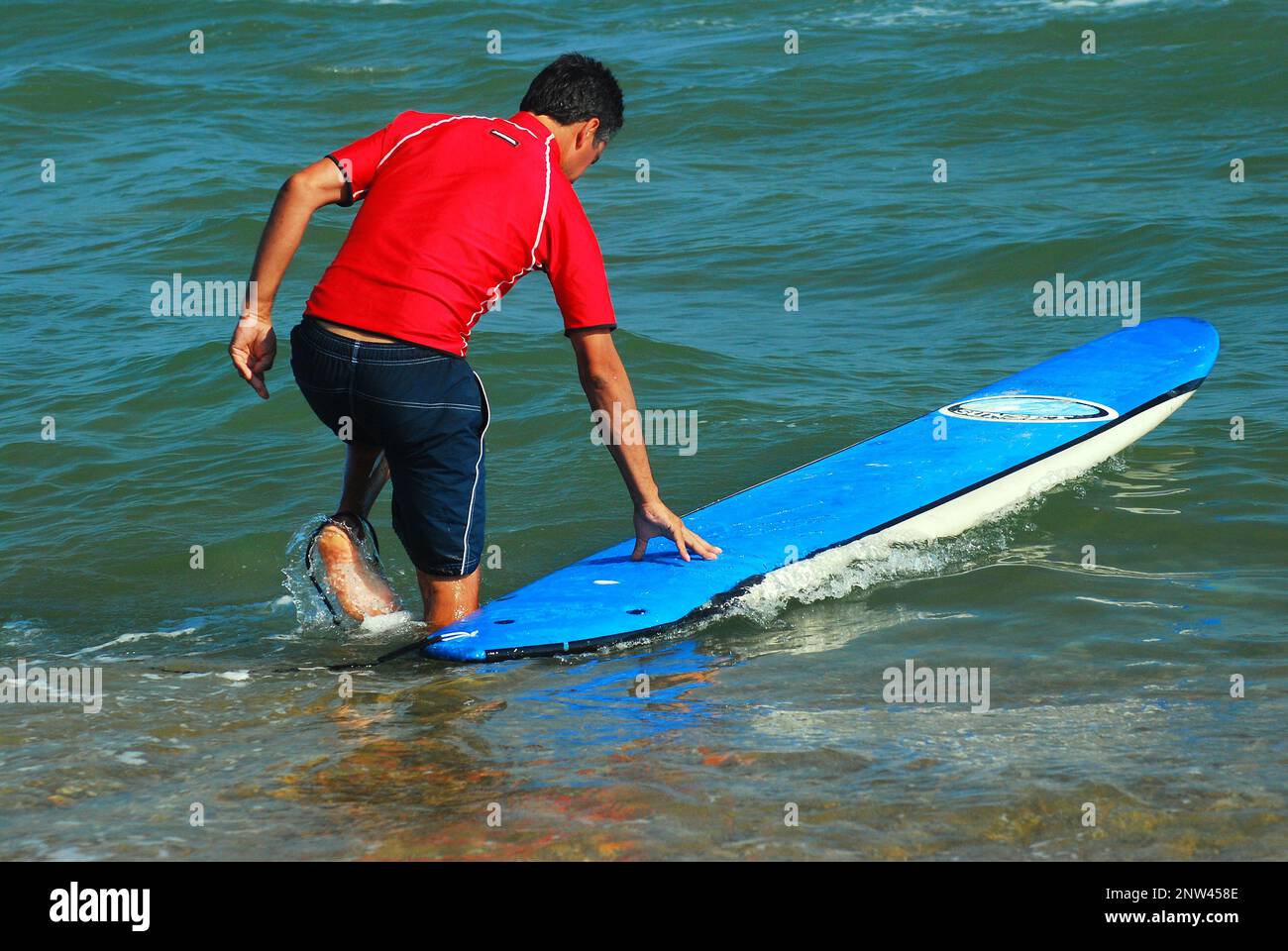 L'homme adulte se prépare à rejoindre la plage de Waveson à Montauk, long Island Banque D'Images