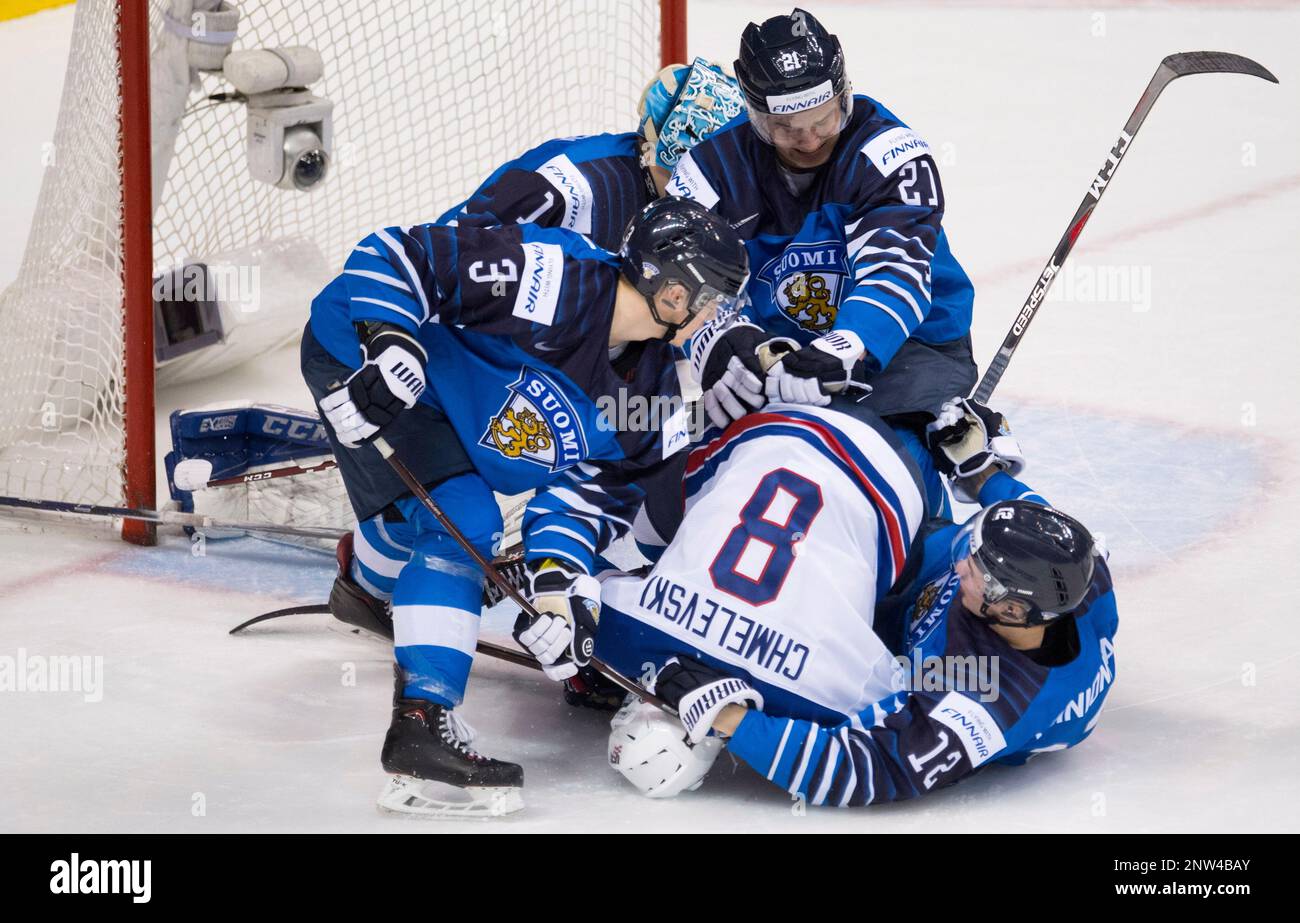 Finland players tries to clear United States' Alexander Chmelevski (8) from in front of the net during the first period of the gold medal game at the world junior hockey tournament, Saturday, Jan. 5, 2019 in Vancouver, British Columbia. (Jonathan Hayward/The Canadian Press via AP) Banque D'Images