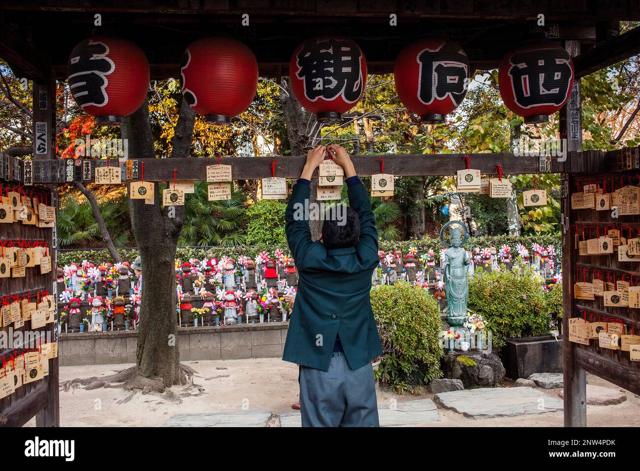 Boy hanging comprimé du votive. Zone du Temple dédié à mort des enfants à naître, dans Temple Zojoji, Tokyo, Japon Banque D'Images