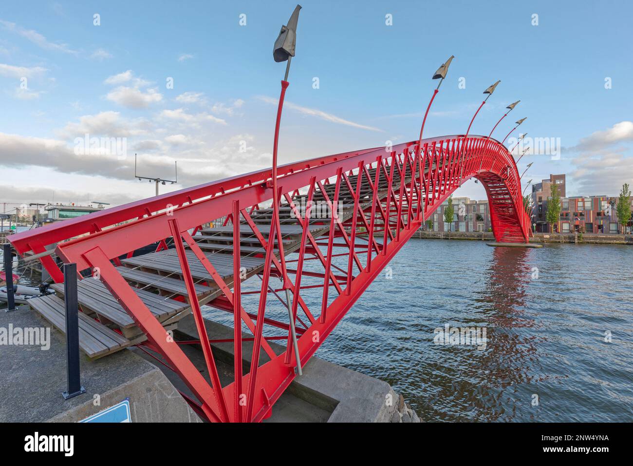 Red Python Bridge à l'est des Docklands à Amsterdam, soirée aux pays-Bas Banque D'Images