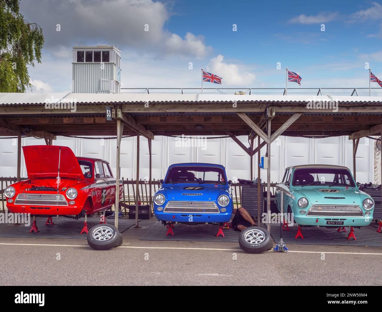 Trois voitures de course Lotus Cortina colorées, gérées par l'équipe Jordan. Au Goodwood Revival 2022, West Sussex, royaume-uni Banque D'Images