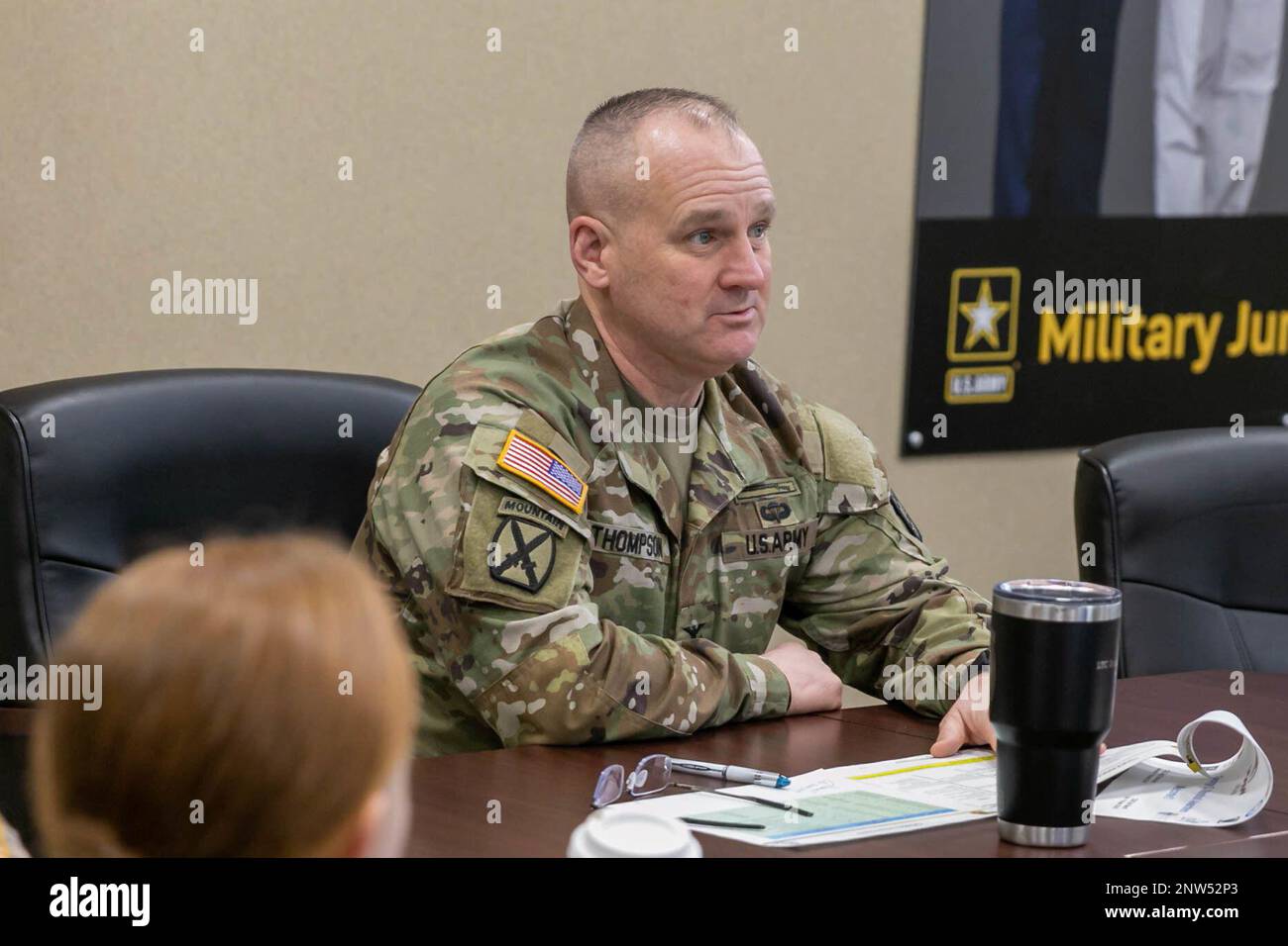 Le colonel Douglas Thompson, commandant du ROTC de la brigade de l'armée de 1st, s'entretient avec les cadets lors du Séminaire sur le leadership et les prix George C. Marshall sur 14 février à ft. KNOX, Ky. L'événement a accueilli les meilleurs cadets de l'Armée de terre du pays et de l'Académie militaire des États-Unis dans le cadre de séminaires et de discussions avec des hauts dirigeants de l'Armée de terre, des experts de la Défense, des cadets et des pairs. | photo de Sarah Windmueller, États-Unis Affaires publiques du commandement des cadets de l'Armée Banque D'Images