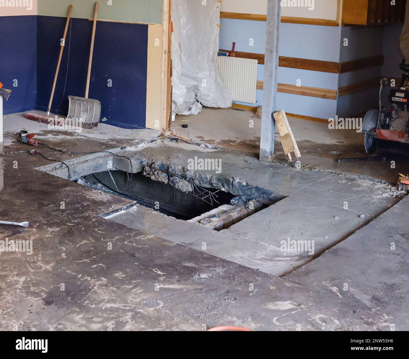 Schwentinental, Allemagne. 28th févr. 2023. Il y a un trou dans le plancher d'une chambre dans une garderie dans le quartier de Klausdorf. Des experts du service d'élimination des explosifs sont actuellement à la recherche d'un objet suspect. Il n'est pas encore clair s'il s'agit d'une munitions non explosées, selon le Bureau d'État chargé des enquêtes pénales. Credit: Frank Molter/dpa/Alay Live News Banque D'Images