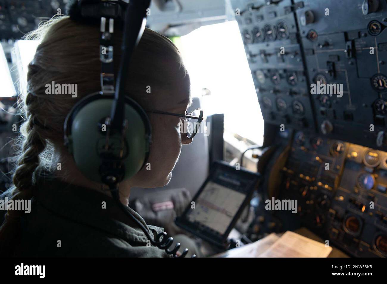 ÉTATS-UNIS Air Force Airman 1st classe Shannon Nagey, ingénieur de vol de l'escadron de ravitaillement aérien 6th, observe le panneau de commande lors d'une mission intégrée au-dessus du Pacifique le 8 février 2023. Les escadrons de ravitaillement en vol de 6th et 9th se sont entraînés aux côtés d'aviateurs de l'aile Air Mobility de 305th à la base interarmées McGuire-dix-Lakehurst, dans le New Jersey, et de l'aile Air ravitailleur de 22nd à la base aérienne McConnell, au Kansas, à l'appui des États-Unis Air Force Ready Airman Training et initiatives de génération de forces. Banque D'Images