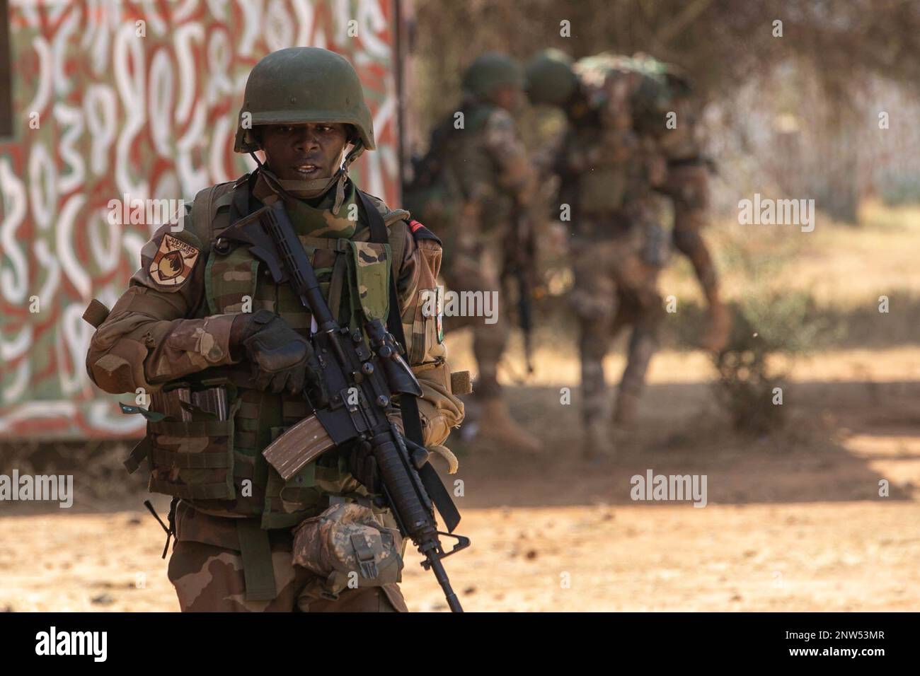 Un soldat de l'intervention du Bataillon, Rapide de Djibouti, se déplace pour tirer la sécurité alors que des membres des Forces de défense kenyanes évacuent une victime notionnelle lors d'un exercice d'entraînement situationnel à l'Accord 2023 justifié à Isiolo, Kenya, 16 février 2023. ÉTATS-UNIS La Force opérationnelle de l'Armée de terre de l'Europe du Sud, l'Afrique (SETAF-AF), les Forces du Kenya et les partenaires conduisent l'Accord 23 justifié pour renforcer la préparation des États-Unis Force conjointe, préparer des partenaires régionaux pour les missions mandatées par l'ONU et l'Union africaine, et accroître l'interopérabilité multinationale. Banque D'Images