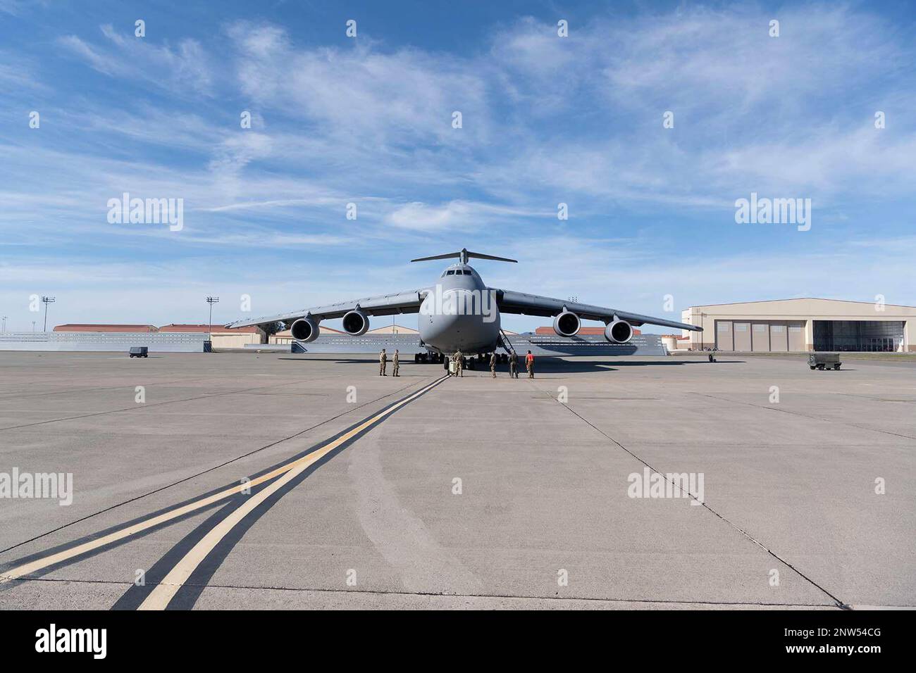 Un C-5M Super Galaxy se trouve sur la ligne aérienne pendant les inspections en vol à la base aérienne de Travis, en Californie, le 21 janvier 2023. Le 22nd e Escadron de transport aérien, le 60th e Escadron de maintenance des aéronefs et le 921st e Escadron d'intervention en cas d'urgence ont participé à un grand entraîneur de queue du service de commandement qui a transporté 100 000 livres de cargaison à l'appui des États-Unis Corps de marine et États-Unis Garde-côtes. Banque D'Images