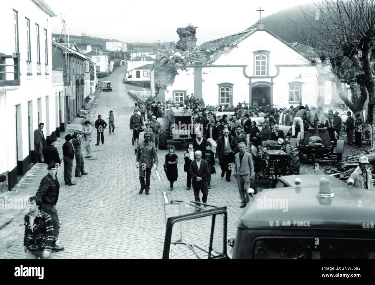 Des équipes de l'armée de l'air, de l'armée de terre, de la marine, des civils et du personnel dépendant des États-Unis ont été organisées et expédiées dans les communautés de l'île de Terceira pour dégager les routes, creuser à travers les décombres et aider les familles à déplacer leurs effets personnels dans des abris protégés. Banque D'Images