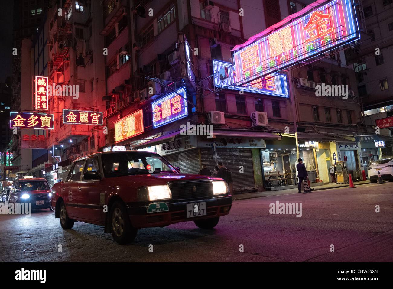 Signalisation au néon au Mong Kok - Club de karaoké Gam Lai Gung. Les panneaux de néon autrefois omniprésents de Hong Kong ont rapidement disparu de la vue au cours de la dernière décennie. À son apogée, il y avait des milliers de panneaux érigés à travers la ville, parfois empilés l'un sur l'autre. 17FEB23 SCMP / CONNOR MYCROFT Banque D'Images