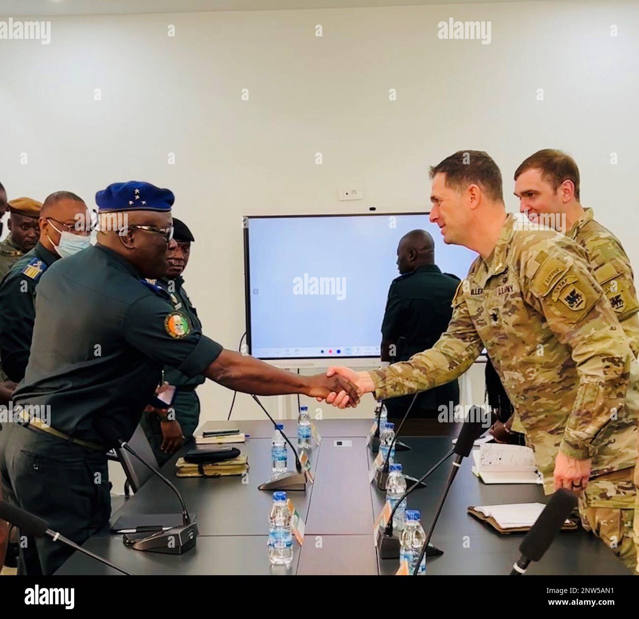 Le Ltcol Robert Miller se met en présence du Chef d’état-major de la Défense des Forces armées de Côte d’Ivoire, le Lieutenant-général Lassina Doumbia, lors d’une réunion de planification pour discuter du prochain Sommet des Forces terrestres africaines au quartier général de l’armée ivoirienne à Abidjan, Côte d’Ivoire, en janvier 25,2023 Banque D'Images