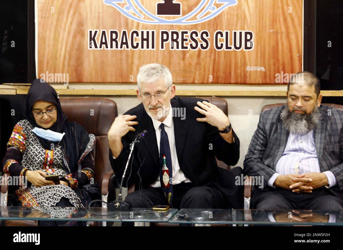 Clive Stafford Smith, avocate internationale des droits de l'homme, et Fauzia Siddiqui, Ph.D., s'adèrent à des journalistes lors d'une conférence de presse au sujet de l'affaire Aafia Siddiqui, organisée par le mouvement Aafia, au club de presse de Karachi, mardi, 28 février 2023. Banque D'Images