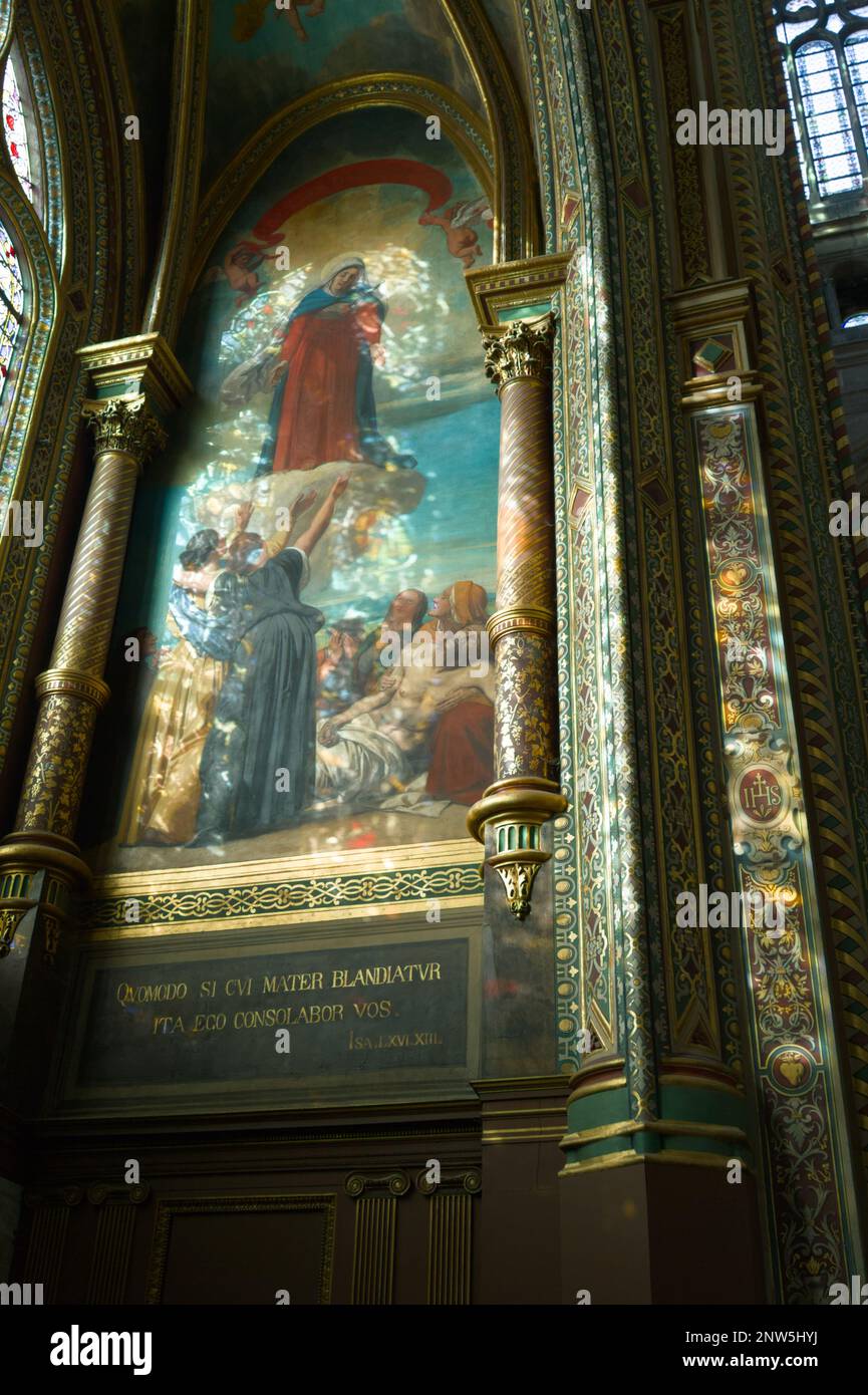 Peinture murale d'Une scène religieuse dans les arches de fenêtre très décorées de l'église Saint-Eustache Paris France Banque D'Images