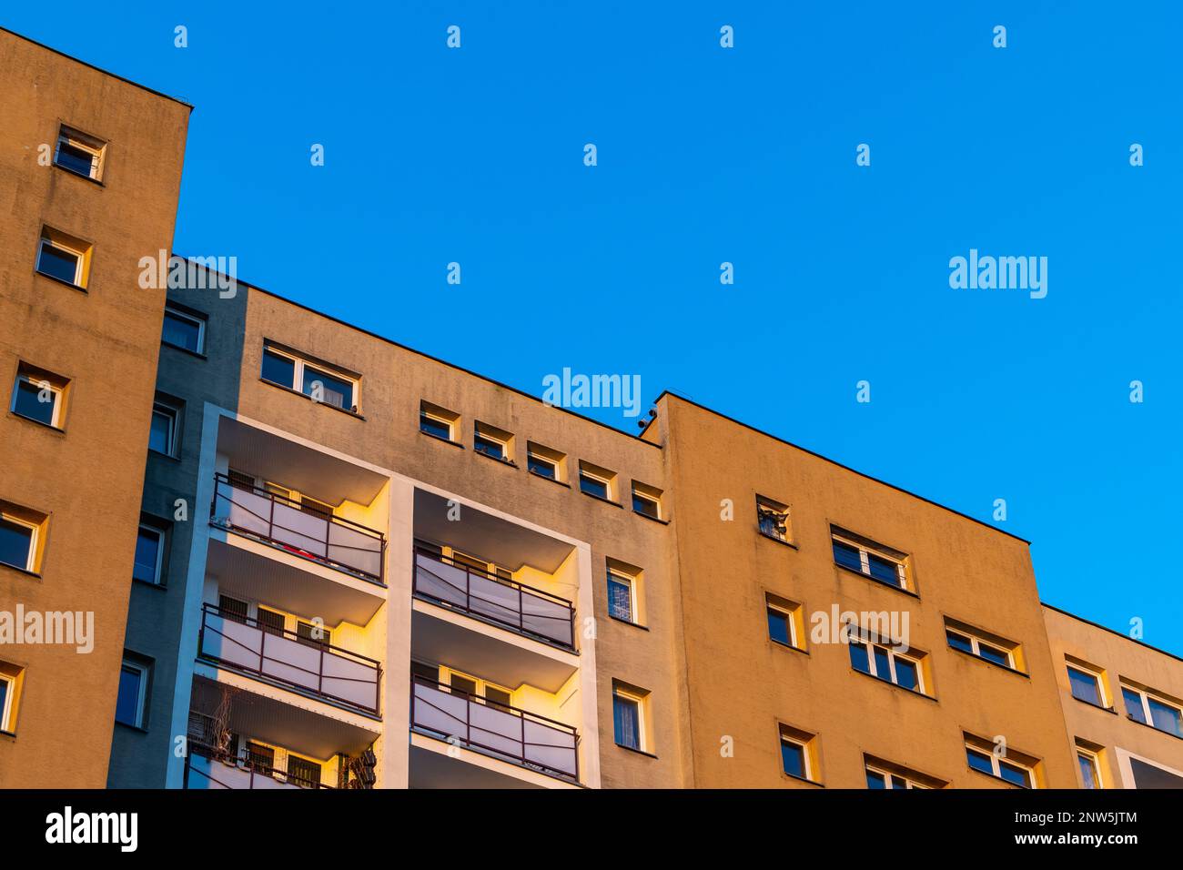 Façade avec balcons dans un immeuble. Boîtier multi-famille, l'objet contre le ciel bleu. Banque D'Images