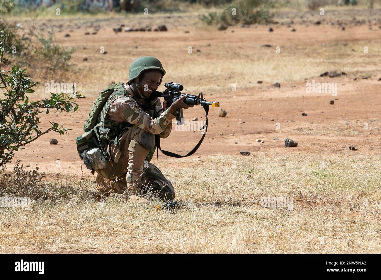 Un soldat du rapport d'intervention du bataillon de Djibouti assure la sécurité alors que des membres des Forces de défense kenyanes se déplacent dans une zone ouverte au cours d'un exercice d'entraînement situationnel à l'Accord 2023 justifié à Isiolo, Kenya, 16 février 2023. ÉTATS-UNIS La Force opérationnelle de l'Armée de terre de l'Europe du Sud, l'Afrique (SETAF-AF), les Forces du Kenya et les partenaires conduisent l'Accord 23 justifié pour renforcer la préparation des États-Unis Force conjointe, préparer des partenaires régionaux pour les missions mandatées par l'ONU et l'Union africaine, et accroître l'interopérabilité multinationale. Banque D'Images