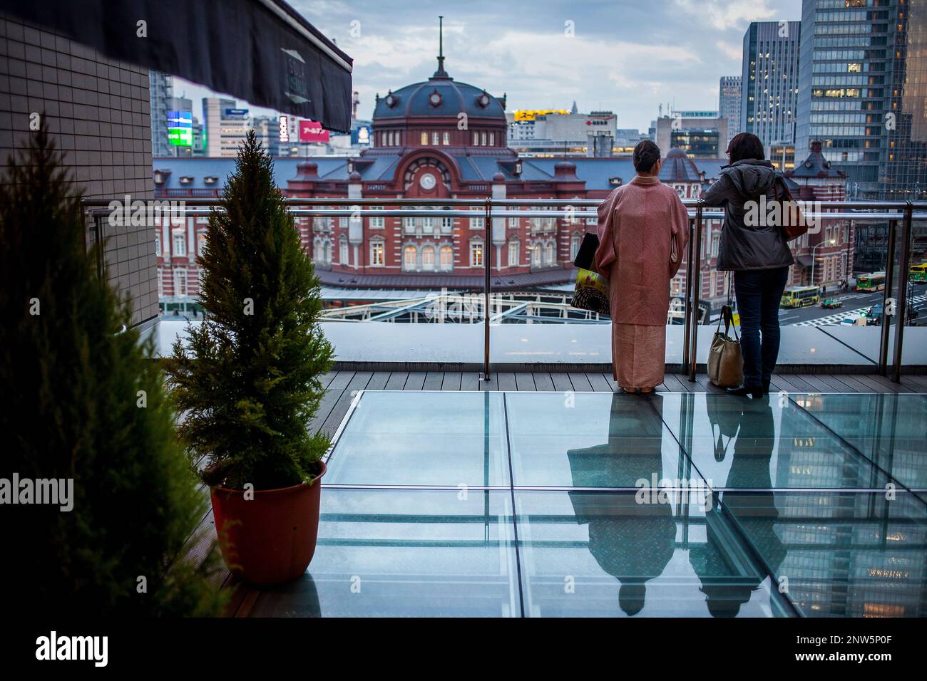 Balcon en face de la gare de Tokyo, Marunouchi, Tokyo, Japon Banque D'Images