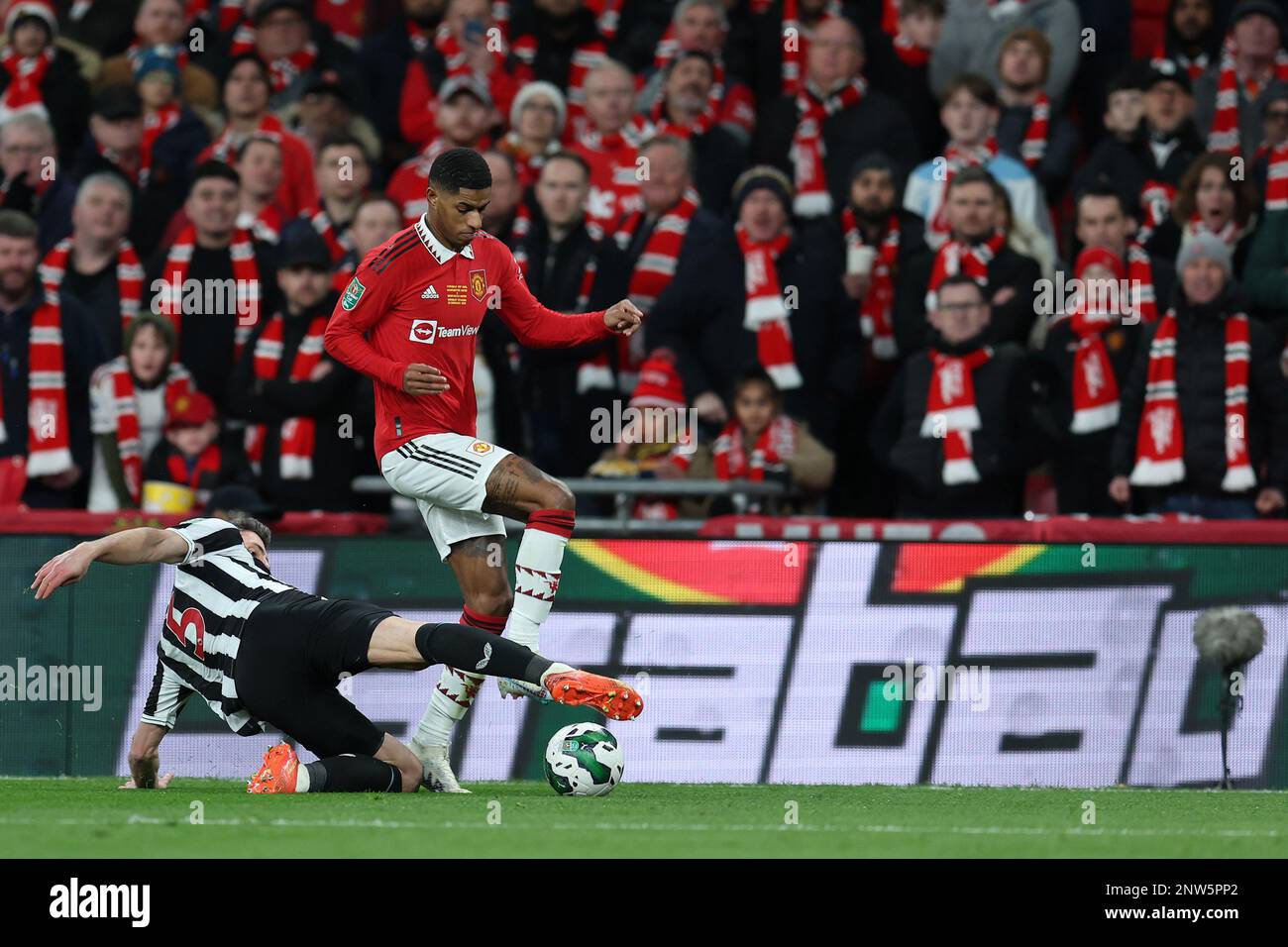 Londres, Royaume-Uni. 26th févr. 2023. Marcus Rashford de Manchester Utd surmonte un défi de Fabian Schar de Newcastle Utd. Finale de la Carabao Cup 2023, Manchester Utd / Newcastle Utd au stade Wembley à Londres, le dimanche 26th février 2023. Usage éditorial uniquement. photo par Andrew Orchard/Andrew Orchard sports photographie/Alamy Live News crédit: Andrew Orchard sports photographie/Alamy Live News Banque D'Images