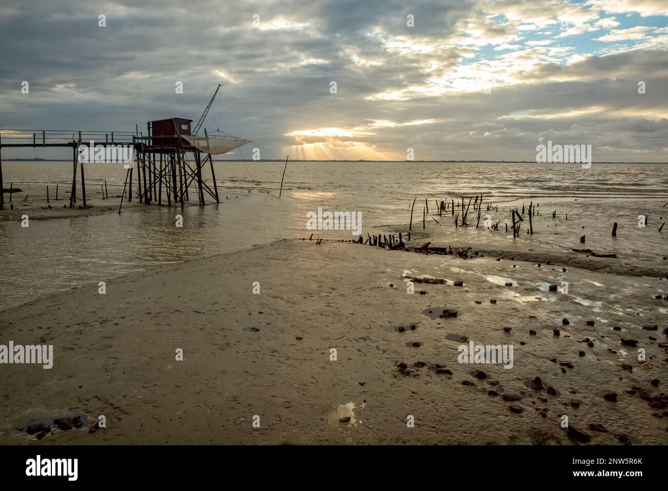 Cabane de pêche sur pilotis au coucher du soleil sur la côte atlantique française, Charente Maritime, France Banque D'Images