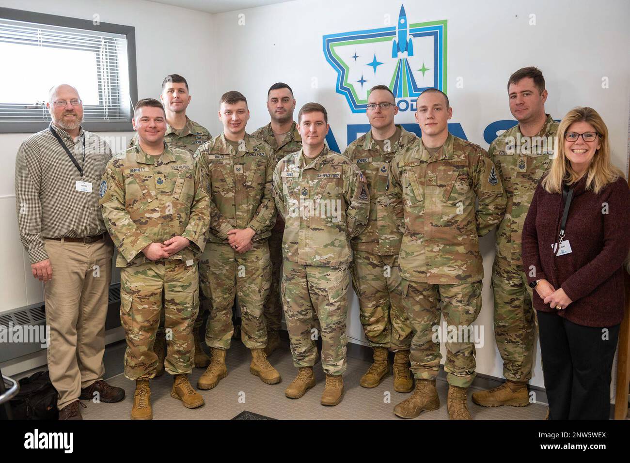 Les membres de l'escadron des opérations spatiales 22nd, détachement 1, posent pour une photo avec la direction DE LA section STARBASE Montana à la base de la Garde nationale aérienne du Montana, Great Falls, en Ontario, le 2 février 2023. STARBASE est le premier programme de sciences, de technologie, d'ingénierie et de mathématiques du ministère de la Défense, offrant 25 heures de formation à 5th élèves de tout le pays. Banque D'Images