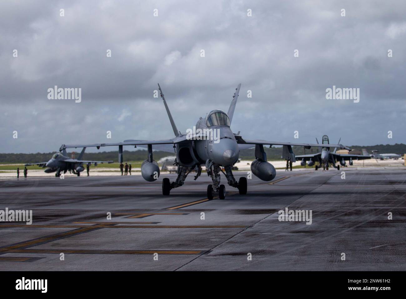 A ÉTATS-UNIS Les navires F/A-18 Hornet du corps maritime avec l'escadron d'attaque de chasseurs marins (VMFA) 312 taxis la piste après le retour à la base aérienne d'Andersen, Guam, le 7 février 2023. Le brigadier général George Rowell IV, commandant adjoint de l'aile 1st Marine Aircraft Wing, a visité le VMFA-312 à Guam pour participer aux opérations de vol et montrer son soutien pendant l'exercice COPE North 2023. Banque D'Images