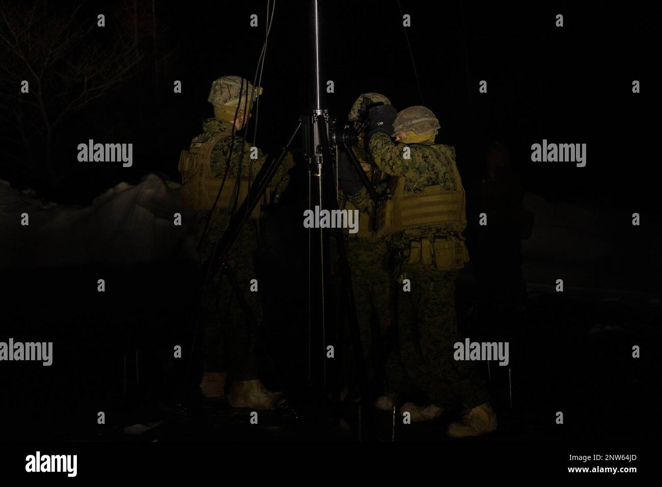 ÉTATS-UNIS Marines avec 3D Bataillon, 12th Marines démonte un mât d'antenne tout en déplaçant un site de retransmission pendant le Programme d'entraînement à la réinstallation de l'Artillerie 22,4 dans la zone de manœuvre de Yausubetsu, Hokkaido (Japon), 2 février 2023. Les compétences développées à l'ARTP augmentent la compétence et la préparation de la seule unité d'artillerie déployée en permanence dans le corps des Marines, leur permettant de fournir des feux indirects de précision. Banque D'Images