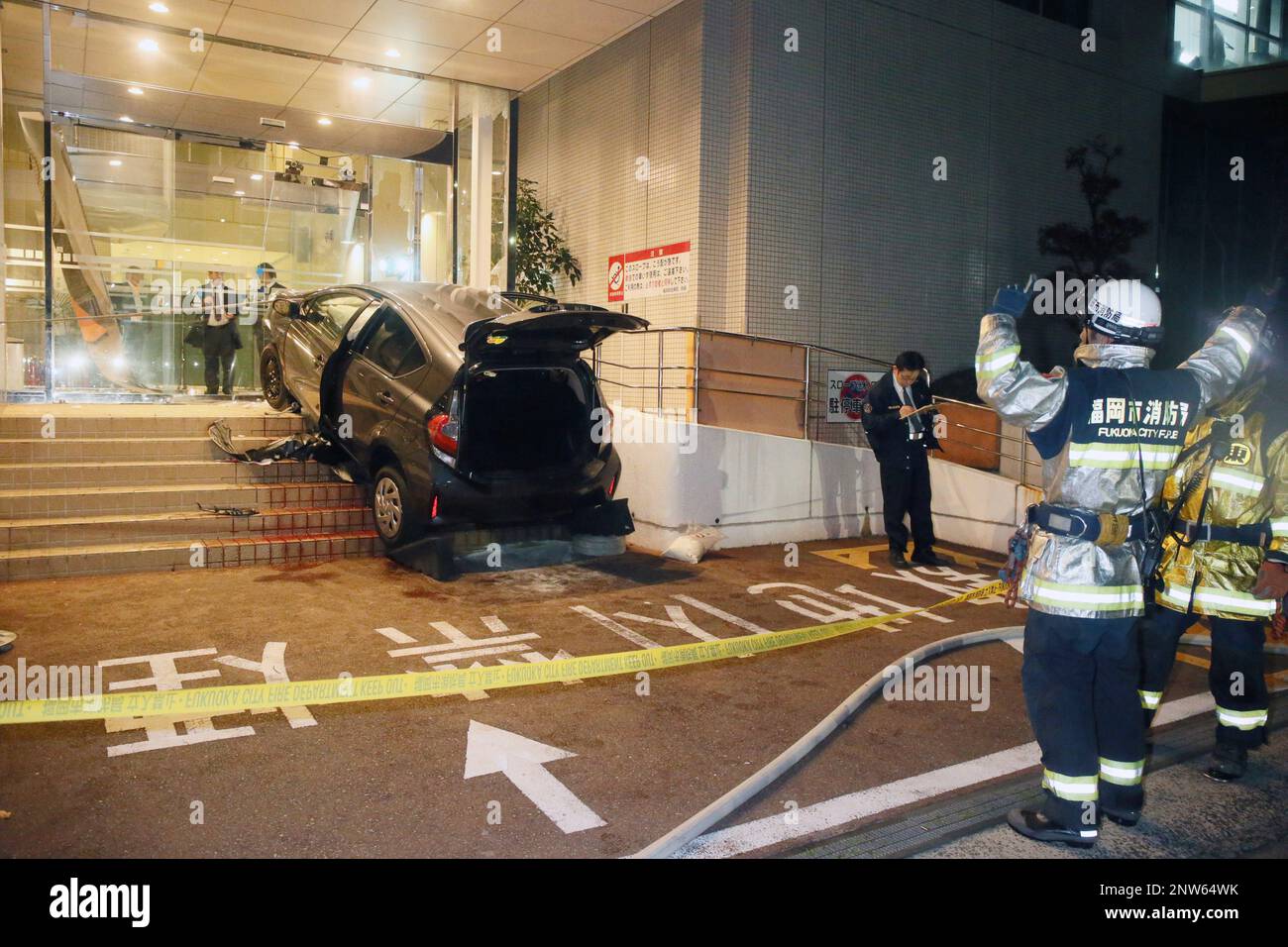 A car crashed into the entrance stops on stairs at Fukuoka Wajiro Hospital in Fukuoka City, Fukuoka Prefecture on Dec. 25, 2018. 80-year-old man who was driving the car was slightly injured and said he missed the operation.( The Yomiuri Shimbun via AP Images ) Banque D'Images