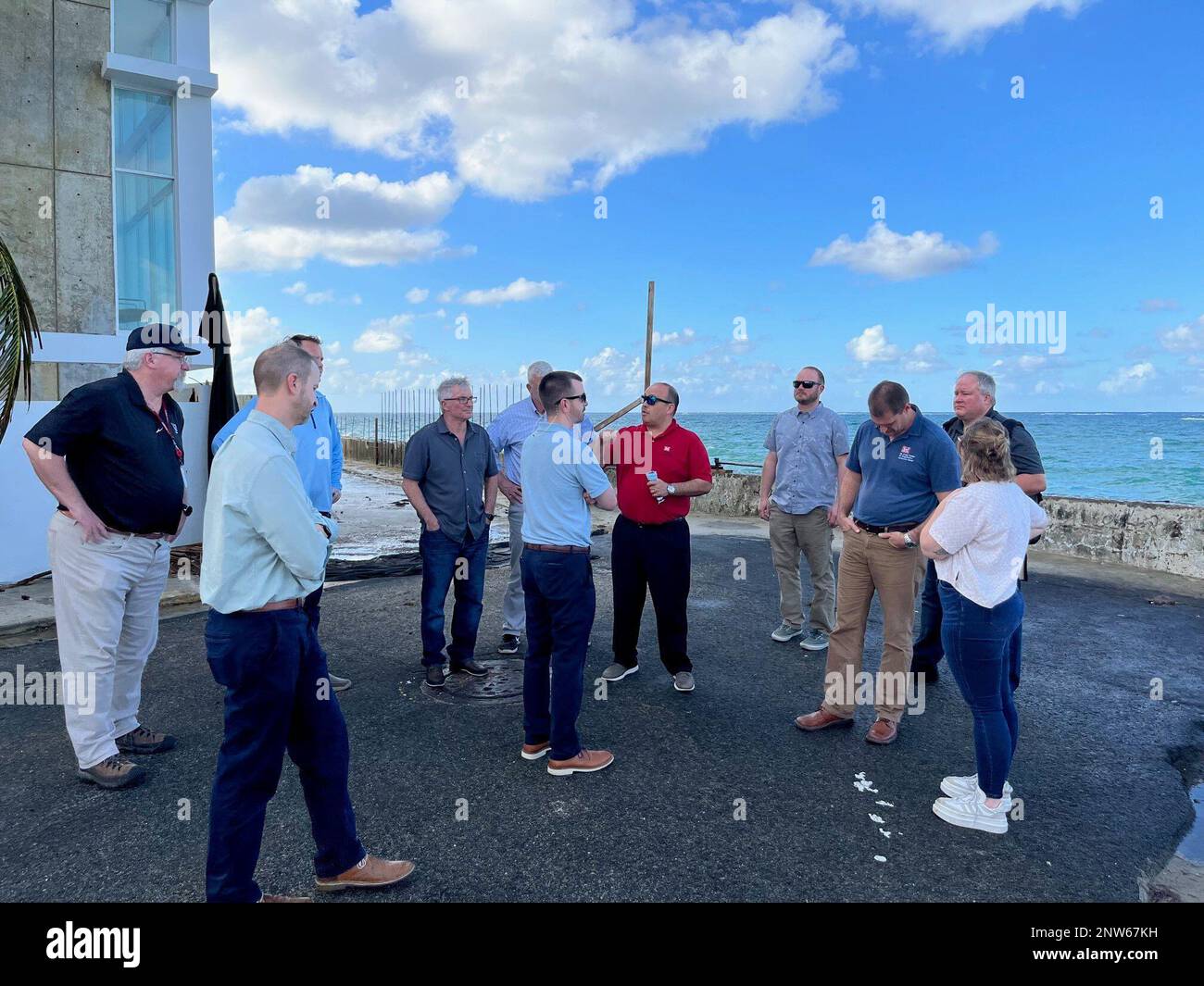 Les chefs de la Division de l'Atlantique Sud de l'USACE se sont rendus à Porto Rico pour leur réunion semestrielle. Dans le cadre de l'étude sur les côtes de Porto Rico, les dirigeants de l'USACE ont visité Ocean Park Beach à San Juan. Banque D'Images