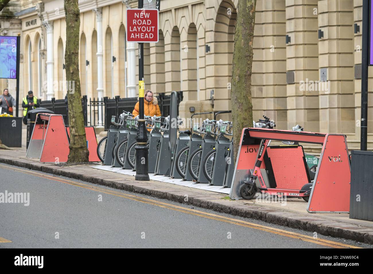 Birmingham, le 28th février 2023 - trottinettes électriques VOI garées au centre-ville de Birmingham. - Les scooters VOI, la seule compagnie de location de scooter disponible à Birmingham, fermera leurs opérations le mardi 28th février à 11pm. Les scooters électriques étaient déjà minces sur le sol dans la deuxième ville d'Angleterre après que la compagnie a déclaré qu'ils allaient enlever les véhicules au cours des prochaines semaines. L'entreprise a loué des scooters pour une période d'essai, mais a décidé de ne pas poursuivre le contrat et aucune autre entreprise n'a pris de l'engagement pour combler le poste vacant. Malgré les appels des autorités locales, les gens ar Banque D'Images