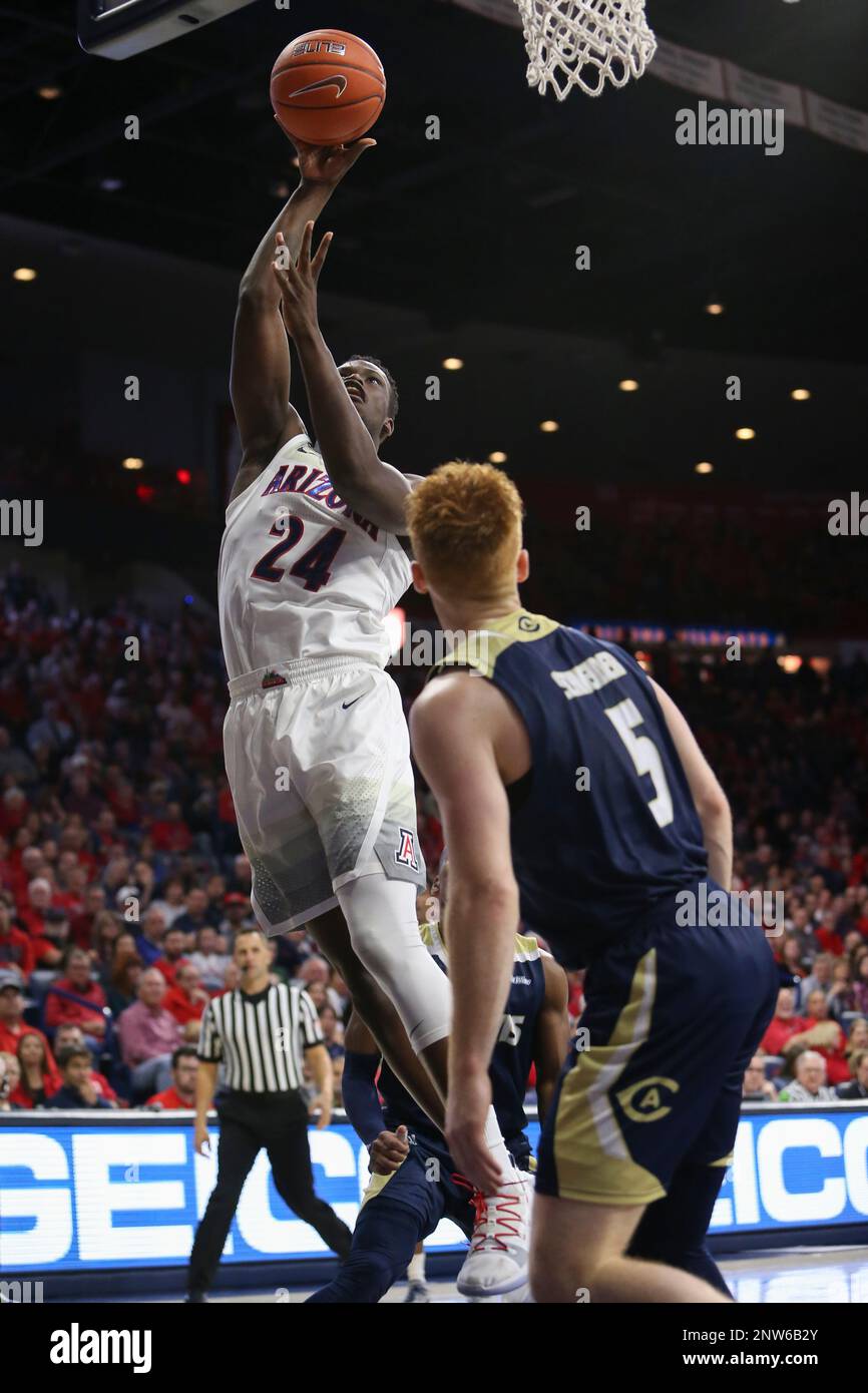 TUCSON, AZ - DECEMBER 22: Arizona Wildcats guard Emmanuel Akot (24) lays up the ball during the a college basketball game between the UC Davis Aggies and the Arizona Wildcats on December 22, 2018, at McKale Center in Tucson, AZ. (Photo by Jacob Snow/Icon Sportswire) (Icon Sportswire via AP Images) Banque D'Images
