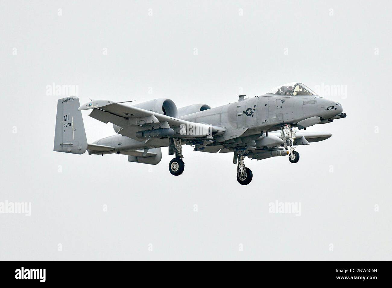 Un avion Thunderbolt II A-10, piloté par le 107th Fighter Squadron, 127th Wing, retourne à la base de la Garde nationale de Selfridge, au Michigan, après une mission d'entraînement locale le 11 janvier 2023. Banque D'Images