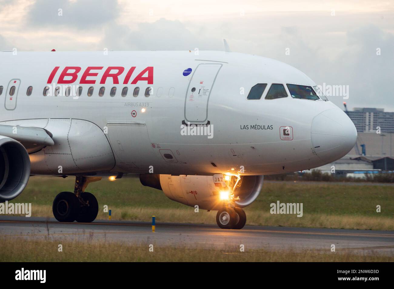 Santander, Espagne - 6 décembre 2022 : un avion Airbus A319 de la compagnie Iberia circule sur la piste de l'aéroport de Seve Ballesteros à Santander Banque D'Images