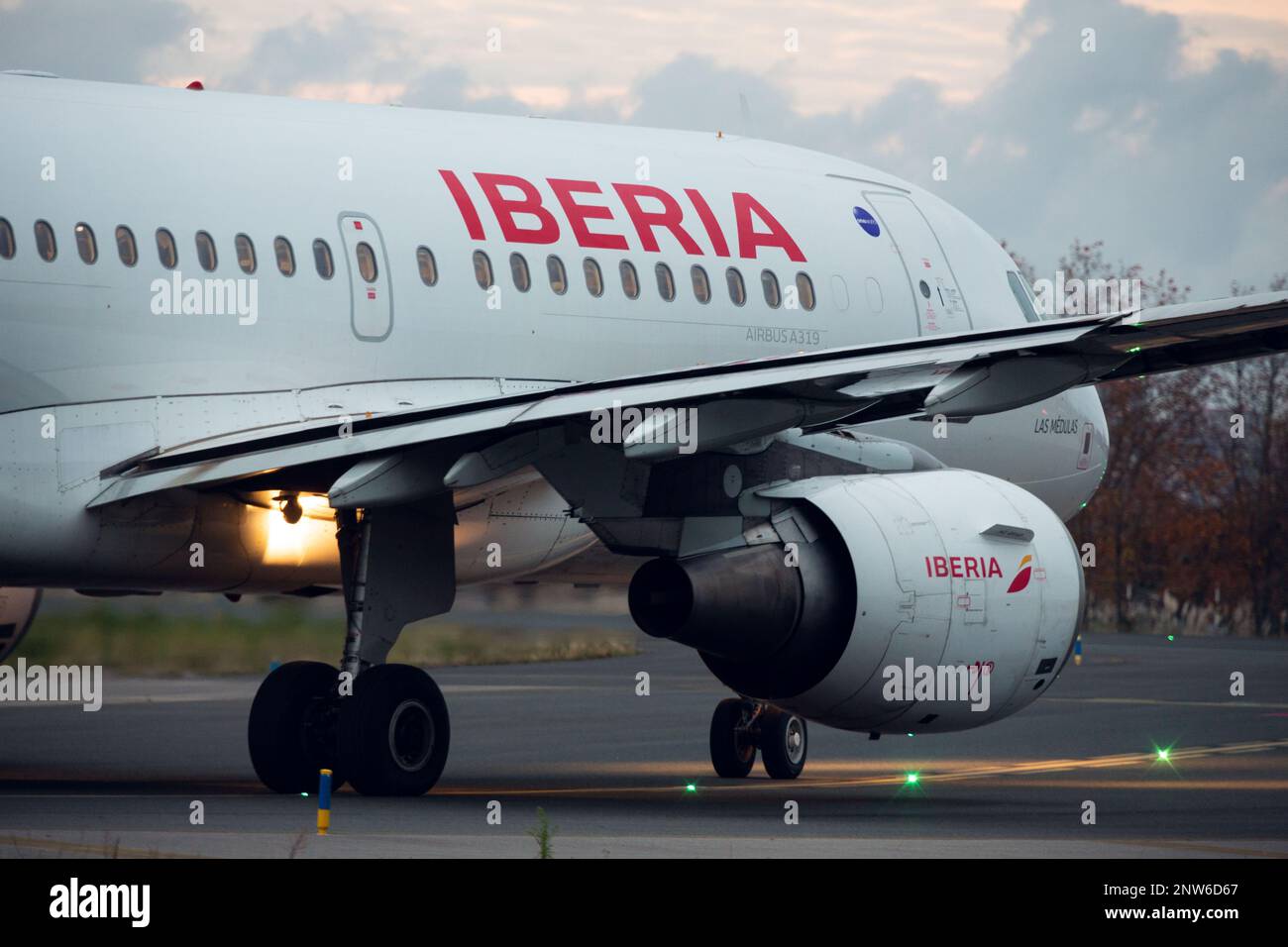 Santander, Espagne - 6 décembre 2022 : un avion Airbus A319 de la compagnie Iberia circule sur la piste de l'aéroport de Seve Ballesteros à Santander Banque D'Images